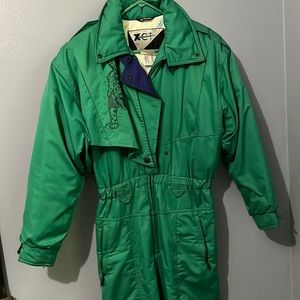 Epic one piece vintage snow suit in excellent condition. Size 10